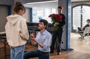 Alles nur gelogen? Rico Barkowski (Aaron Bircher, M.) macht seiner Jenny (Lilly Barshy, l.) mitten im PK 14 einen Heiratsantrag. Daniel Schirmer (Sven Fricke, r.) gibt unfreiwillig den Rosenkavalier. Alles nur gelogen? Rico Barkowski (Aaron Bircher, M.) macht seiner Jenny (Lilly Barshy, l.) mitten im PK 14 einen Heiratsantrag. Daniel Schirmer (Sven Fricke, r.) gibt unfreiwillig den Rosenkavalier.