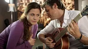 Schoener (Thorsten Feller) spielt Katja (Ellenie Salvo Gonzalez) sein selbstgeschriebenes Lied für das Firmenjubiläum vor. Doch ihr negatives Urteil wird von Schoener leider missverstanden. Schoener (Thorsten Feller) spielt Katja (Ellenie Salvo Gonzalez) sein selbstgeschriebenes Lied für das Firmenjubiläum vor. Doch ihr negatives Urteil wird von Schoener leider missverstanden.