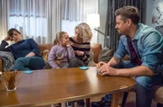 Eva (Lucie Muhr, li.) ist traurig, aber das Familienleben geht weiter und Carlotta (Mila Breiter, 2.v.li.) will unterhalten sein und hat Spaß am Kartenspiel mit Kati (Christiane Bachschmidt) und Andreas (Ralph Gassmann). Eva (Lucie Muhr, li.) ist traurig, aber das Familienleben geht weiter und Carlotta (Mila Breiter, 2.v.li.) will unterhalten sein und hat Spaß am Kartenspiel mit Kati (Christiane Bachschmidt) und Andreas (Ralph Gassmann).