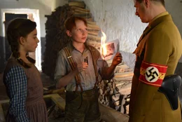 Felix (Xari Wimbauer) und seine Freundin Martha (Hannah Yoshimi Hagg) m&uuml;ssen sich f&uuml;r ihr Schreiben an den F&uuml;hrer beim Ortsgruppenleiter Feik (Philipp Hochmair) verantworten.