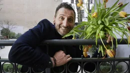 Danyal (Tim Seyfi) macht sich Sorgen um seine Tochter Jila und steigt heimlich in ihre Wohnung ein.