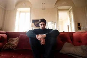 Luca (Lino Guanciale) denkt intensiv darüber nach, wie es nun mit seinem Leben weitergehen soll. Luca (Lino Guanciale) denkt intensiv darüber nach, wie es nun mit seinem Leben weitergehen soll.