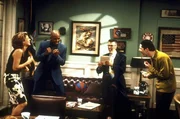 (v.l.n.r.) Nikki (Connie Britton), Carter (Michael Boatman), Stuart (Alan Ruck) und James (Alexander Gaberman) freuen sich riesig &uuml;ber die Ereignisse.