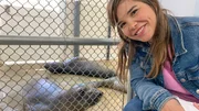 Anna und der See-Elefantenwelpe "Rocket" in der Auffangstation