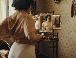 Angelika (Lena Urzendowsky)