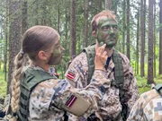 Während eines freiwilligen militärischen Trainings in einem Sommercamp für Schülerinnen und Schüler in einer Kaserne der lettischen Armee bei Alūksne (Marienburg) im Nordosten Lettlands trägt eine Teilnehmerin dem quer-Reporter Philipp Potthast (rechts) Tarnschminke auf. Während eines freiwilligen militärischen Trainings in einem Sommercamp für Schülerinnen und Schüler in einer Kaserne der lettischen Armee bei Alūksne (Marienburg) im Nordosten Lettlands trägt eine Teilnehmerin dem quer-Reporter Philipp Potthast (rechts) Tarnschminke auf.