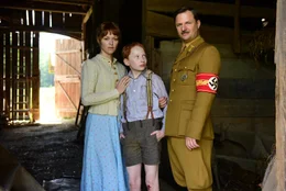 Felix (Xari Wimbauer) ist gleicherma&szlig;en erschreckt wie fasziniert von Ortsgruppenleiter Feik (Philipp Hochmair). Seine Mutter Anna (Lisa Wagner) sieht das mit gro&szlig;er Sorge.