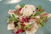 Marinierte Dorade mit Oliven-Sesam-Dressing und Radi. Marinierte Dorade mit Oliven-Sesam-Dressing und Radi.