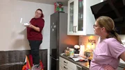 Leann (li.) hat Sandra in den letzten Tagen schon geholfen, ihr Bad zu streichen und das Wohnzimmer zu tapezieren. Doch damit nicht genug, Sandra m&ouml;chte auch ihre K&uuml;che noch in frischem Wei&szlig; erstrahlen lassen.