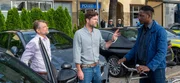 "SOKO Stuttgart - Straflust": Aus dem Weg geräumt? Kurz bevor der Fall des wegen räuberischen Diebstahls angeklagten Essam Keita (Ben Andrews Rumler, r.) verhandelt werden kann, wird eine Schöffin erschossen aufgefunden. Ihr Mitschöffe Ron Thiemann (Andreas Guenther, l.) äußert gegenüber Kommissar Jo Stoll (Peter Ketnath, M.) den Verdacht, dass Essam der Täter ist. Hat er Recht oder will er nur von sich ablenken? "SOKO Stuttgart - Straflust": Aus dem Weg geräumt? Kurz bevor der Fall des wegen räuberischen Diebstahls angeklagten Essam Keita (Ben Andrews Rumler, r.) verhandelt werden kann, wird eine Schöffin erschossen aufgefunden. Ihr Mitschöffe Ron Thiemann (Andreas Guenther, l.) äußert gegenüber Kommissar Jo Stoll (Peter Ketnath, M.) den Verdacht, dass Essam der Täter ist. Hat er Recht oder will er nur von sich ablenken?