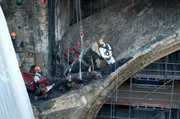 Mit Hilfe eines Krans werden die Überreste des Dachstuhls geborgen. Mit Hilfe eines Krans werden die Überreste des Dachstuhls geborgen.
