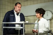 Jäger (Markus John, r.) ist zur Mittagspause bei Dr. Reitzig (Shermin Bauer, l.) in der Rechtsmedizin. Jäger (Markus John, r.) ist zur Mittagspause bei Dr. Reitzig (Shermin Bauer, l.) in der Rechtsmedizin.