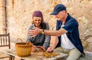 Auf Mallorca trifft Sven Plöger den Biobauern Xesc Sans, dessen Mandelernte angesichts zunehmender Temperaturen und Trockenheit zurückgeht. Auf Mallorca trifft Sven Plöger den Biobauern Xesc Sans, dessen Mandelernte angesichts zunehmender Temperaturen und Trockenheit zurückgeht.