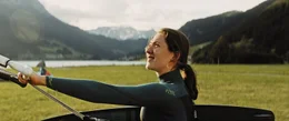 Ida (Barbara Kroska) beim Kitesurfen.