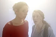 Katja (Ellenie Salvo Gonzalez, l.) verrät Tina (Rebecca Rudolph) im Raucher-Container, dass Berger ernsthaft krank ist. Katja (Ellenie Salvo Gonzalez, l.) verrät Tina (Rebecca Rudolph) im Raucher-Container, dass Berger ernsthaft krank ist.