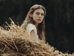 Lia (Greta Kr&auml;mer) wurde als Magd an einen anderen Hof weggegeben.