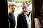 Jäger (Markus John, r.) und Mark (Timmi Trinks, l.) untersuchen den Wohnwagen des Vermissten. Jäger (Markus John, r.) und Mark (Timmi Trinks, l.) untersuchen den Wohnwagen des Vermissten.