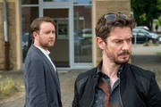 Eine junge Frau ist spurlos verschwunden. Hatte sie einen Unfall oder ist sie Opfer einer Gewalttat geworden? Ihr Ehemann Hannes Schweitzer (David Liske, l.) und ihr Arbeitgeber Aldo Tramm (Michael Baral, r.) stehen sich misstrauisch gegenüber. Hat einer der beiden etwas mit dem Verschwinden der Frau zu tun? Eine junge Frau ist spurlos verschwunden. Hatte sie einen Unfall oder ist sie Opfer einer Gewalttat geworden? Ihr Ehemann Hannes Schweitzer (David Liske, l.) und ihr Arbeitgeber Aldo Tramm (Michael Baral, r.) stehen sich misstrauisch gegenüber. Hat einer der beiden etwas mit dem Verschwinden der Frau zu tun?
