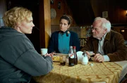 Rudolf (Peter Franke) soll zu Merle fahren und sich ein Bild von der Situation machen. V.l.n.r. Lara Glanz (Rosalie Thomass), Dorothea Freiberg (Sabine Vitua) und Rudolf Klein (Peter Franke) Rudolf (Peter Franke) soll zu Merle fahren und sich ein Bild von der Situation machen. V.l.n.r. Lara Glanz (Rosalie Thomass), Dorothea Freiberg (Sabine Vitua) und Rudolf Klein (Peter Franke)