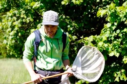 Wildbienenforscher Sebastian Hopfenm&uuml;ller ist Doktorrand an der Universit&auml;t W&uuml;rzburg (Lehrstuhl Zoologie, Tier&ouml;kologie). Weiteres Bildmaterial finden Sie unter www.br-foto.de.