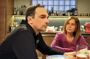 Mike gesteht Trixi, dass er bef&uuml;rchtet f&uuml;r Fannys Unfall mitverantwortlich zu sein. Von links: Mike Preissinger (Harry Blank) und Trixi Preissinger (Doreen Dietel).
