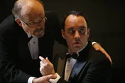 Während eines Klavierkonzerts leidet der Pianist Patrick Obyedkov (Dave Matthews, r.) plötzlich unter akuten Schmerzen in der linken Hand. Dr. Obyedkov (Kurtwood Smith, l.) kümmert sich um ihn, ist jedoch mit seinem Latein bald am Ende ... Während eines Klavierkonzerts leidet der Pianist Patrick Obyedkov (Dave Matthews, r.) plötzlich unter akuten Schmerzen in der linken Hand. Dr. Obyedkov (Kurtwood Smith, l.) kümmert sich um ihn, ist jedoch mit seinem Latein bald am Ende ...