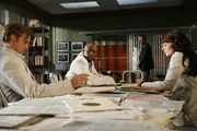 Dr. House (Hugh Laurie, 2.v.r.) erklärt Dr. Allison Cameron (Jennifer Morrison, r.), Dr. Robert Chase (Jesse Spencer, l.) und Dr. Eric Foreman (Omar Epps, 2.v.l.), warum der aktuelle Fall für ihn so besonders interessant ist. Dr. House (Hugh Laurie, 2.v.r.) erklärt Dr. Allison Cameron (Jennifer Morrison, r.), Dr. Robert Chase (Jesse Spencer, l.) und Dr. Eric Foreman (Omar Epps, 2.v.l.), warum der aktuelle Fall für ihn so besonders interessant ist.