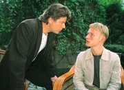 Kriminalkommissar Peter Wolniak (Uwe Fellensiek, l.) vernimmt Kevin Kleinschmidt (Alexander Hosfeld). Er soll zur Tatzeit Lieblichs Wagen gefahren haben und in der Villa gewesen sein. Kriminalkommissar Peter Wolniak (Uwe Fellensiek, l.) vernimmt Kevin Kleinschmidt (Alexander Hosfeld). Er soll zur Tatzeit Lieblichs Wagen gefahren haben und in der Villa gewesen sein.