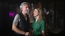 Vater und Tochter: Entertainer Tobi (Dirk Borchardt, li.) bittet seine Tochter Tilda (Lara Mandoki, re.) auf die B&uuml;hne.