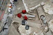 Archäologen bei Ausgrabungen im Bereich des Querschiffs. Archäologen bei Ausgrabungen im Bereich des Querschiffs.