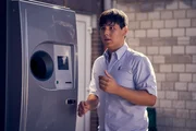 Ernst (Diyar Ilhan) kann nicht glauben, dass der ihm bis eben noch fremde Julian seine Musikbox einfach in den Pfandflaschenautomaten geworfen und somit zerst&ouml;rt hat.