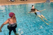 Im Schwimmunterricht bei Karina Woike lernt Abiba (li.) ihre Angst vor dem Wasser zu &uuml;berwinden.