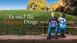 Key Visual/Cover mit Typo zu "Es sind die kleinen Dinge". Alice hat als Lehrerin und B&uuml;rgermeisterin eines kleinen Ortes in der franz&ouml;sischen Bretagne genug zu tun. Deshalb kommt es ihr h&ouml;chst ungelegen, als sich der sture &Eacute;mile in den Kopf setzt, mit 65 Jahren in ihrer Schulklasse Lesen und Schreiben zu lernen. Doch pl&ouml;tzlich soll die Schule geschlossen werden... Im Bild: &Eacute;mile (Michel Blanc) und Alice (Julia Piaton).