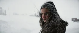 Sevim (Ece Bağci) mit Schnee im Haar.