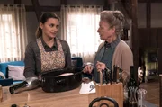 Franz überredet Jenny, wieder mit ihm zu kochen: Ente à l’orange! Jenny (Julia Obst, li.) ist ehrgeizig und holt sich noch Rat bei Johanna (Ursula Cantieni). Franz überredet Jenny, wieder mit ihm zu kochen: Ente à l’orange! Jenny (Julia Obst, li.) ist ehrgeizig und holt sich noch Rat bei Johanna (Ursula Cantieni).