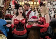 Max (Kat Dennings, l.) versucht verzweifelt Kontakt zu Randy aufzunehmen, während sie und Caroline (Beth Behrs, r.) sich ihren Weg nach New Orleans bahnen ... Max (Kat Dennings, l.) versucht verzweifelt Kontakt zu Randy aufzunehmen, während sie und Caroline (Beth Behrs, r.) sich ihren Weg nach New Orleans bahnen ...