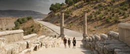 Samet (Deniz Celiloğlu), Kenan (Musab Ekici) und Nuray (Merve Dizdar) betrachten die S&auml;ulen und die historische Ausgrabungsst&auml;tte.
