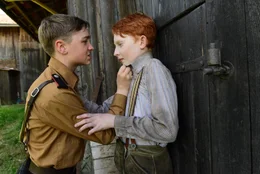 Hitlerjunge Karri (Luis Vorbach) macht Felix (Xari Wimbauer) klar, wer im Ort das Sagen hat.