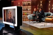 Oliver Welke (l.) und Bastian Pastewka (r.) verfolgen einen &Uuml;berraschungsausschnitt in ihrer Show "Welke & Pastewka - Wiedersehen macht Freude!".