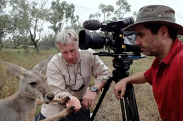 Die Tierfilmer Thoralf Grospitz (l.), Jens Westphalen (r.) und eine ihrer Hauptdarstellerinnen bei den Dreharbeiten in Australien.