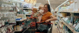 Lara (Giulia Goldammer) mit ihrer Tochter Olivia (Patricia Graf) im Supermarkt.