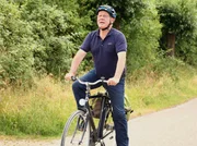 Filmemacher Armin Maiwald (Foto) und sein Team haben sich aufs Fahrrad geschwungen und suchen rund ums Ruhrgebiet nach spannenden Geschichten. Kann für beide Teile verwendet werden! Filmemacher Armin Maiwald (Foto) und sein Team haben sich aufs Fahrrad geschwungen und suchen rund ums Ruhrgebiet nach spannenden Geschichten. Kann für beide Teile verwendet werden!