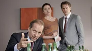 Katja (Ellenie Salvo Gonzalez) und Schoener (Thorsten Feller, l.) haben Berger (Jochen Horst) verdeutlicht, dass er das Spiel um seine tödliche Erkrankung weiterspielen muss um den Geschäftsabschluss zu einem erfolgreichen Ende zu bringen. Und Berger spielt seine Rolle perfekt. Katja (Ellenie Salvo Gonzalez) und Schoener (Thorsten Feller, l.) haben Berger (Jochen Horst) verdeutlicht, dass er das Spiel um seine tödliche Erkrankung weiterspielen muss um den Geschäftsabschluss zu einem erfolgreichen Ende zu bringen. Und Berger spielt seine Rolle perfekt.