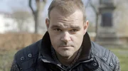 Matthias Eisenhofer gesteht einen brutalen Mord und gibt an, den Vater seiner Freundin erschlagen, zerteilt und den Hunden zum Fraß vorgeworfen zu haben. Matthias Eisenhofer gesteht einen brutalen Mord und gibt an, den Vater seiner Freundin erschlagen, zerteilt und den Hunden zum Fraß vorgeworfen zu haben.
