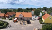 Auf Langelands kleiner Schwesterinsel Strynø steht der neueröffnete Mini-Supermarkt im Mittelpunkt. Das Problem: Die Arbeiten sind nicht rechtzeitig fertig geworden! Auf Langelands kleiner Schwesterinsel Strynø steht der neueröffnete Mini-Supermarkt im Mittelpunkt. Das Problem: Die Arbeiten sind nicht rechtzeitig fertig geworden!