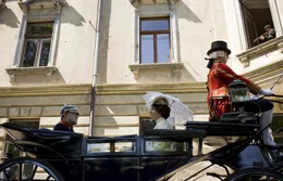 Von links: Kaiser  Wilhelm I. (Michael Mendl) und Luise von Preu&szlig;en (Ute Wiekhorst) in offener Kutsche. Am Fenster (rechts oben) der Attent&auml;ter Karl Eduard Nobiling (Nicolai Tagner).