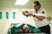 Jäger (Markus John) ist in der Mittagspause bei Dr. Reitzig, er erkennt den Toten und macht ein Foto. Jäger (Markus John) ist in der Mittagspause bei Dr. Reitzig, er erkennt den Toten und macht ein Foto.