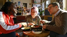 Gemeinsames Essen: Yoel (Elvis Clausen, li.) hat f&uuml;r Hanna (Zo&euml; Valks, Mitte) und Markus (Marcus Mittermeier, re.) gekocht.