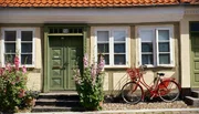 Ein typisches Stillleben auf Langeland sind gelbe Häuschen mit grünem Fachwerk – nicht zwingend mit rotem Fahrrad davor. Ein typisches Stillleben auf Langeland sind gelbe Häuschen mit grünem Fachwerk – nicht zwingend mit rotem Fahrrad davor.