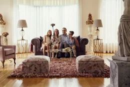 Tinjas Familie lebt ein Vorstadtleben wie aus dem Bilderbuch, wenn man denn dem Videoblog ihrer Mutter glauben mag. Von links: Tinja (Siiri Solalinna), ihre Mutter (Sophia Heikkil&auml;), ihr Vater (Jani Volanen) und ihr Bruder Matias (Oiva Ollila)